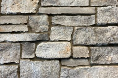 Close-up of napa valley chiseled edge manufactured stone veneer