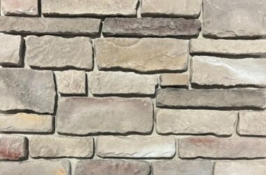 Close-up of pine ridge chiseled edge manufactured stone veneer