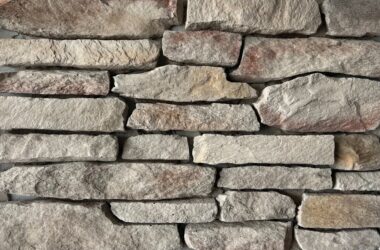 Close-up of pine ridge granite ledge manufactured stone veneer