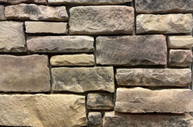 Close-up of ridgeline chiseled edge manufactured stone veneer