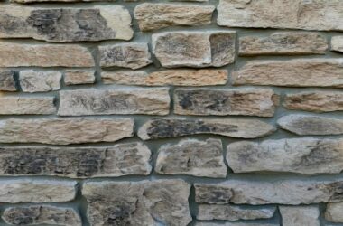 Close-up of ridgeline granite ledge manufactured stone veneer